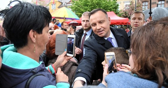 Prezydent Andrzej Duda to polityk, który cieszy się największym zaufaniem społeczeństwa – wynika z sondażu IBRiS dla Onetu. Na podium znalazł się też premier Mateusz Morawiecki i Donald Tusk. Szef RE i Paweł Kukiz to jedyni politycy niezwiązani z obozem rządzącym, którzy znaleźli się w pierwszej piątce sondażu.