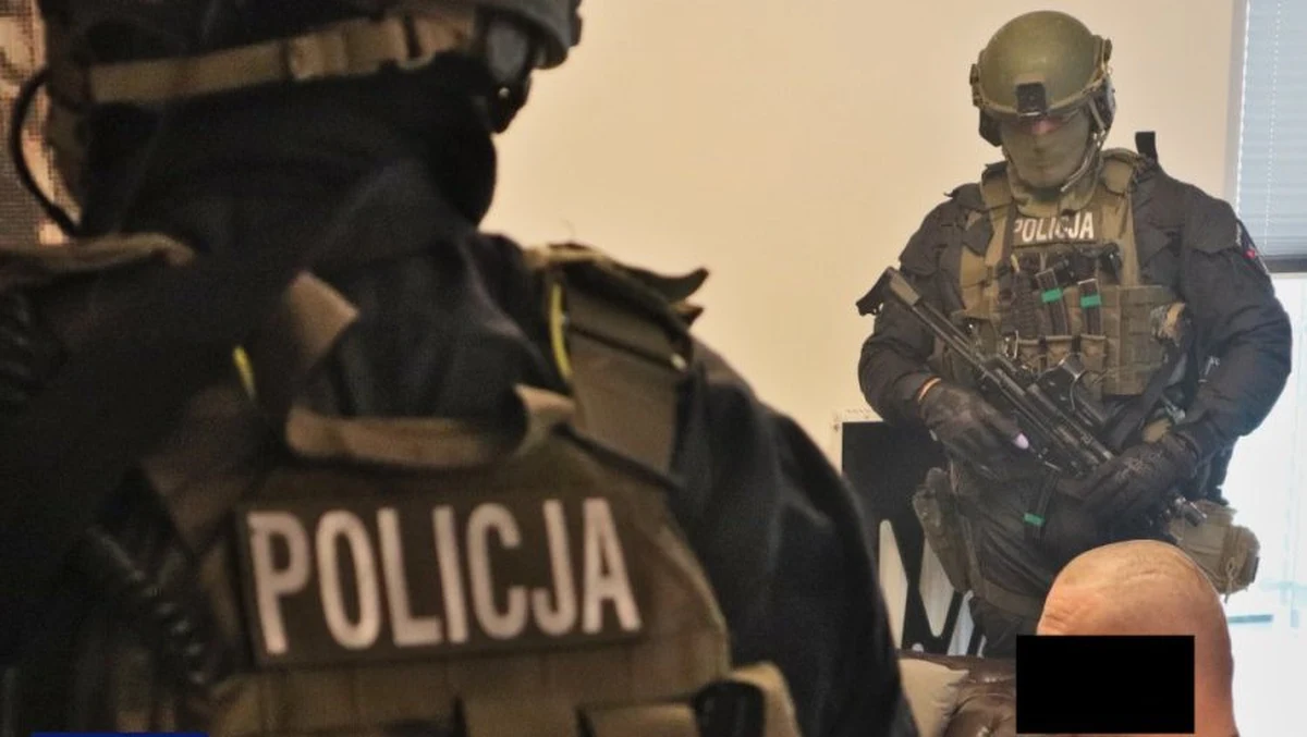 Duża akcja policjantów na Śląsku. Centralne Biuro Śledcze Policji zatrzymało 15 osób, a kolejne 2 doprowadziły z aresztu i więzienia rozbijając zorganizowaną grupę przestępczą pseudokibiców. W akcji wzięło udział 400 policjantów.