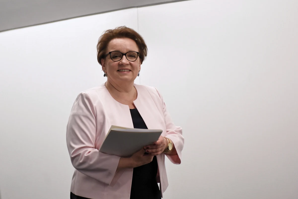 Projekt nowelizacji ustawy Karta nauczyciela, który realizuje porozumienie zawarte z Solidarnością, jest już gotowy. Wszystko wskazuje na to, że zostanie złożony w Sejmie jako projekt poselski. Decyzja zapadnie w tym tygodniu – powiedziała minister edukacji Anna Zalewska.