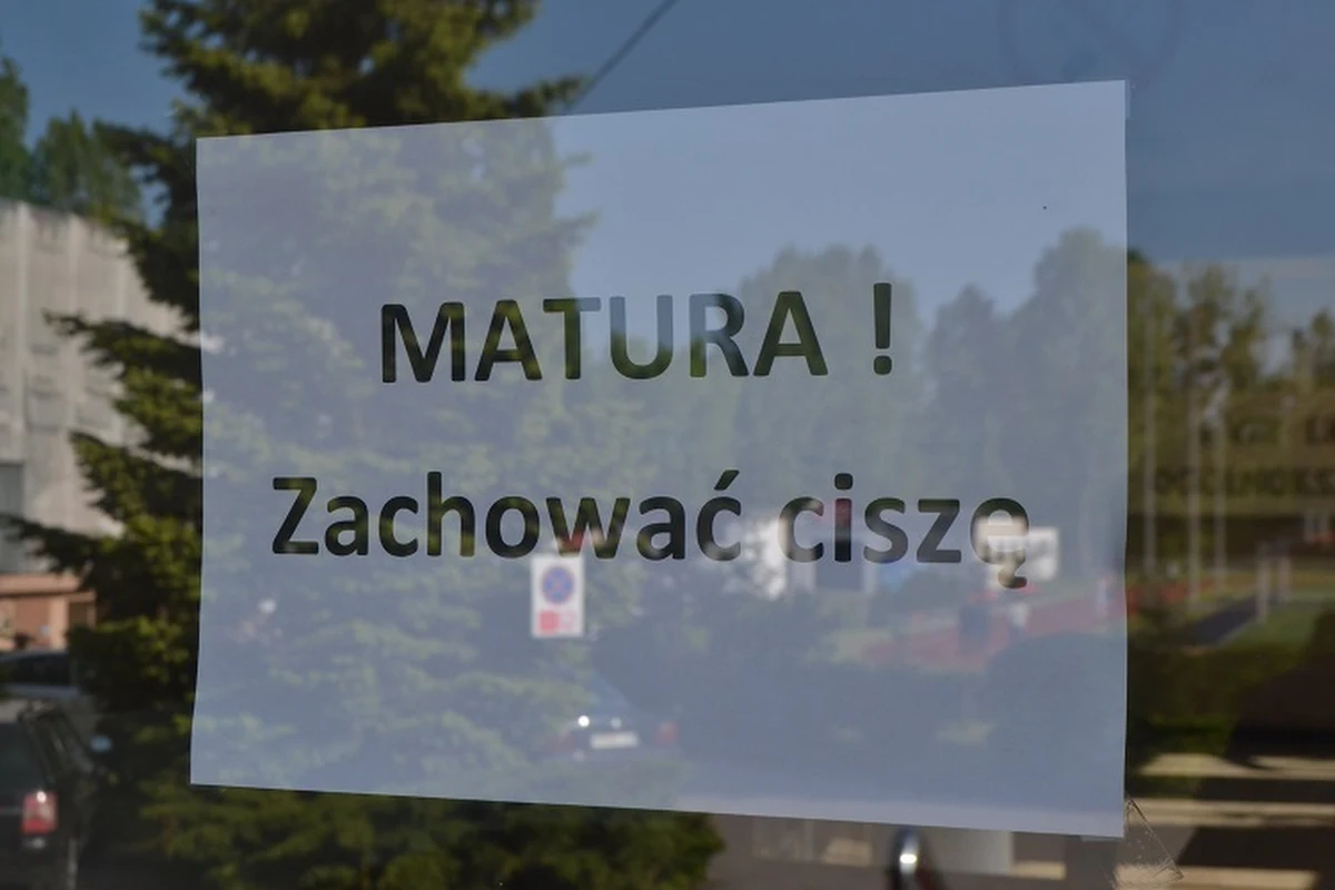 Maturzyści przystąpią do pisemnego egzaminu z języka francuskiego na poziomie podstawowym. Egzamin pisemny na poziomie podstawowym z wybranego języka obcego nowożytnego jest jednym z obowiązkowych na maturze.