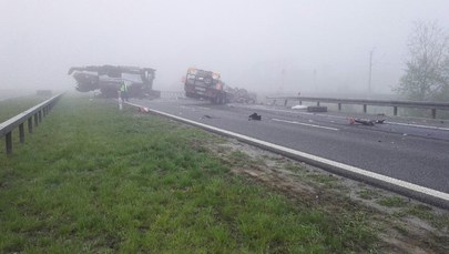 Dolny Śląsk: Zderzenie ciężarówek na S5. Z lawety wypadł kombajn