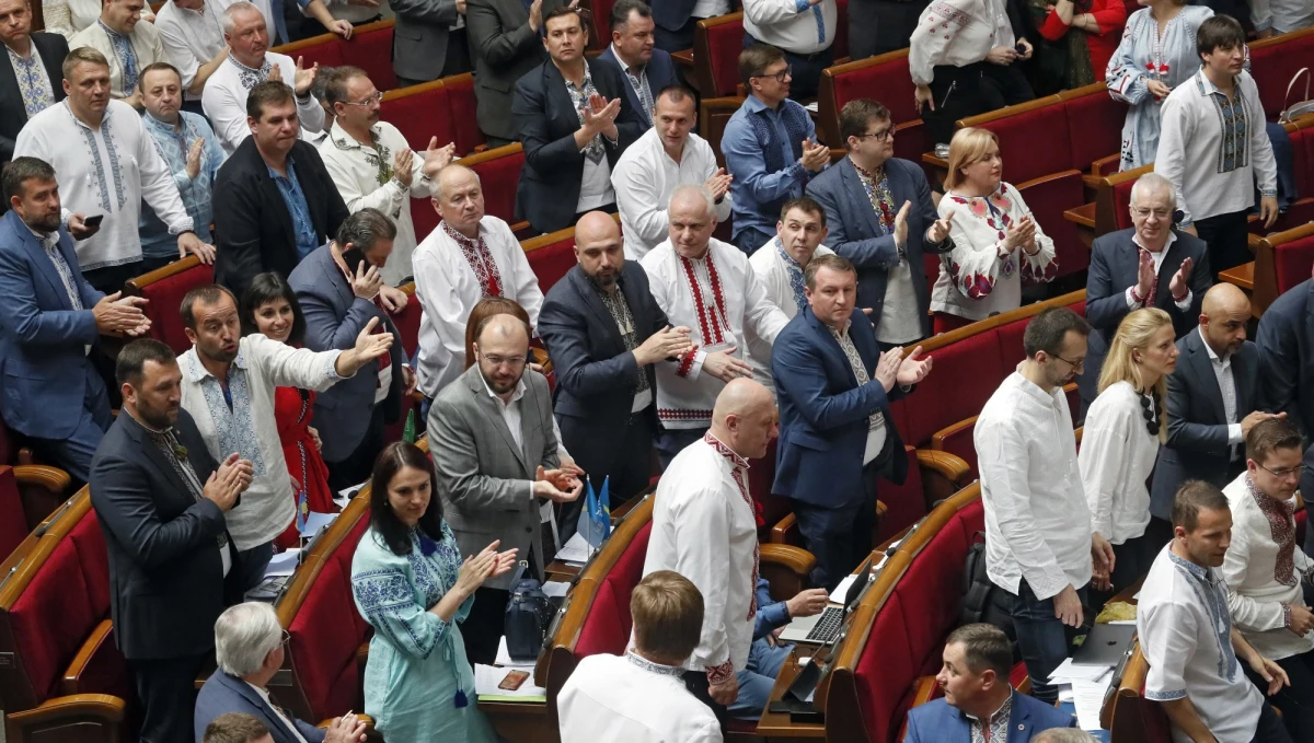 Partia Front Ludowy byłego premiera Ukrainy Arsenija Jaceniuka oświadczyła w piątek, że opuszcza koalicję, tworzoną z Blokiem ustępującego prezydenta Petra Poroszenki. Decyzja ta pozbawia nowego prezydenta Wołodymyra Zełenskiego możliwości rozwiązania parlamentu.