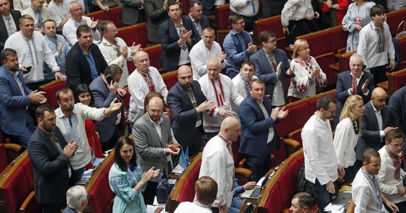 Partia Front Ludowy byłego premiera Ukrainy Arsenija Jaceniuka oświadczyła w piątek, że opuszcza koalicję, tworzoną z Blokiem ustępującego prezydenta Petra Poroszenki. Decyzja ta pozbawia nowego prezydenta Wołodymyra Zełenskiego możliwości rozwiązania parlamentu.