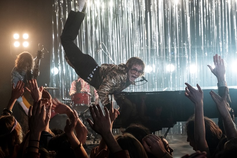 Dexter Fletcher stworzył żywy pomnik gwiazdora muzyki pop Eltona Johna - tak krytycy opisują film "Rocketman", którego premiera odbyła się na festiwalu filmowym w Cannes. Słynny muzyk i grający go Taron Egerton zostali nagrodzeni przez publiczność Grand Theatre Lumiere owacją na stojąco.