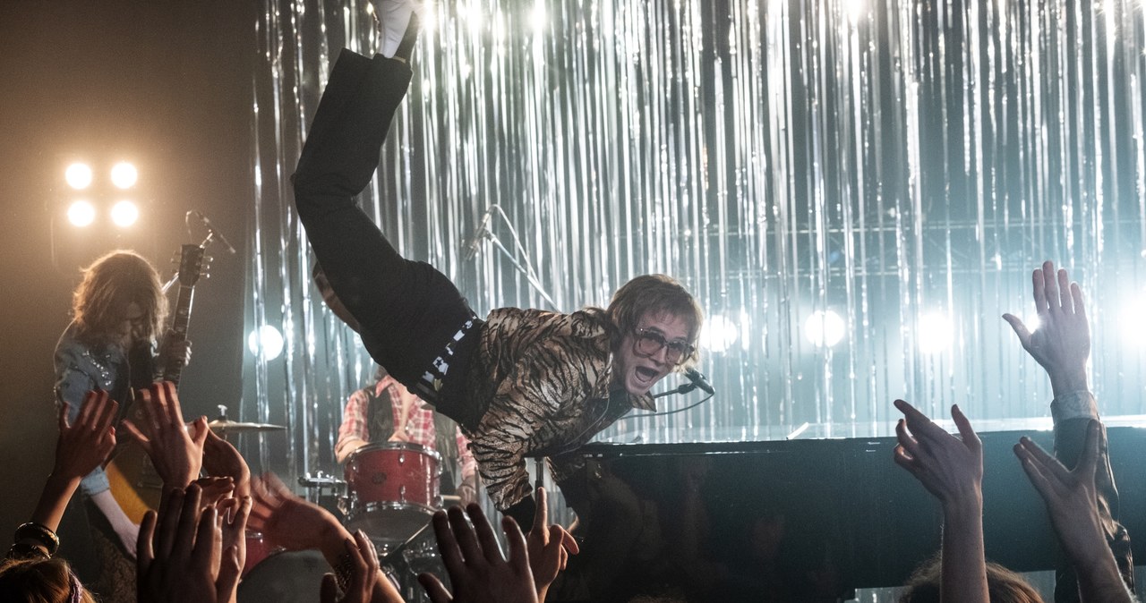 Dexter Fletcher stworzył żywy pomnik gwiazdora muzyki pop Eltona Johna - tak krytycy opisują film "Rocketman", którego premiera odbyła się na festiwalu filmowym w Cannes. Słynny muzyk i grający go Taron Egerton zostali nagrodzeni przez publiczność Grand Theatre Lumiere owacją na stojąco.