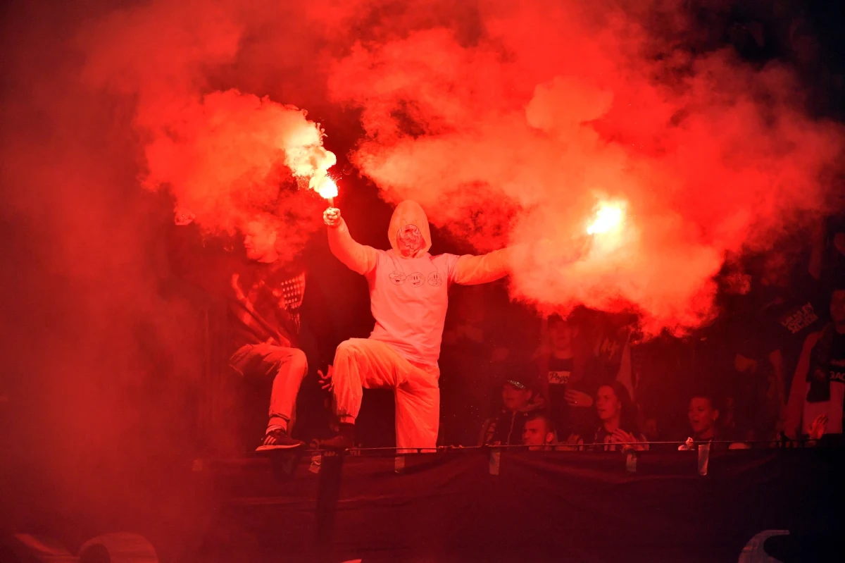 Nienawiść do Legii jest silniejsza niż miłość do jakiejkolwiek drużyny. "Wspólnie odbierzmy Legii tytuł mistrza Polski!" – tak motywowali się kibice Jagiellonii Białystok przed ostatnim meczem z drużyną z Warszawy. Tymczasem wczoraj śląska policja dostała cynk o planowaniu ewentualnych zadym przez kibiców z Poznania. Ewentualna zadyma poznaniaków w Gliwicach może być okupiona walkowerem dla Piasta. Wtedy nawet zwycięstwo Legii nie pomoże jej w zdobyciu tytułu. Jak silna jest nienawiść w polskiej piłce, że wartością wyższą jest pohańbienie własnych barw dla rzucenia kłód pod nogi innej drużynie?
