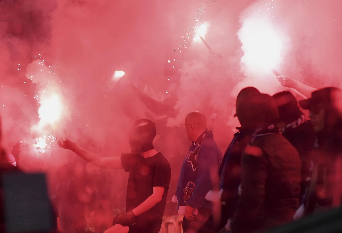 Kibice Lecha Poznań nie zasiądą na trybunach stadionu w Gliwicach w czasie niedzielnego meczu ich drużyny z miejscowym Piastem: wojewoda śląski przychylił się do wniosku policji o zamknięcie stadionu dla kibiców gości w trakcie tego spotkania. Powodem była obawa przed wywołaniem burd przez kibiców "Kolejorza". Ci ostatni nie tracą jednak nadziei. "Nasz dział prawny ciężko nad tą sprawą pracuje" - usłyszał reporter RMF FM od Marcina Kawki ze Stowarzyszenia Kibiców Lecha Poznań.