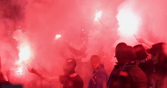 Kibice Lecha Poznań nie zasiądą na trybunach stadionu w Gliwicach w czasie niedzielnego meczu ich drużyny z miejscowym Piastem: wojewoda śląski przychylił się do wniosku policji o zamknięcie stadionu dla kibiców gości w trakcie tego spotkania. Powodem była obawa przed wywołaniem burd przez kibiców "Kolejorza". Ci ostatni nie tracą jednak nadziei. "Nasz dział prawny ciężko nad tą sprawą pracuje" - usłyszał reporter RMF FM od Marcina Kawki ze Stowarzyszenia Kibiców Lecha Poznań.