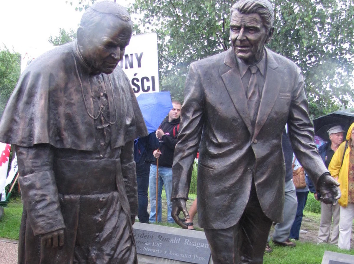 Gdańska policja szuka sprawców dewastacji pomnika Jana Pawła Drugiego i Ronalda Reagana, który stoi w parku na Przymorzu. Tej nocy ktoś pomazał monument farbą. Służby miejskie oczyszczą 