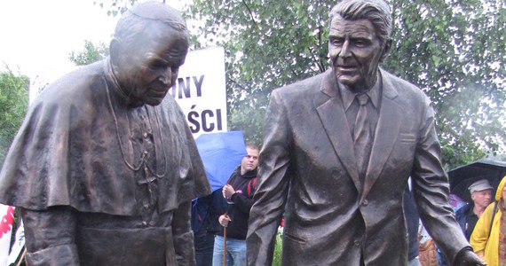 Gdańska policja szuka sprawców dewastacji pomnika Jana Pawła Drugiego i Ronalda Reagana, który stoi w parku na Przymorzu. Tej nocy ktoś pomazał monument farbą. Służby miejskie oczyszczą 