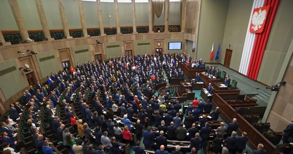 Trwa dyskusja na temat nowelizacji Kodeksu karnego. Pojawiają się wątpliwości, dotyczące m.in. trybu pracy. "PO raz rozdziera szaty, że nie ściga się pedofilów, a później nie popiera zaostrzenia kar; są niekonsekwentni" - ocenił w piątek minister sprawiedliwości Zbigniew Ziobro. Jego zdaniem gdyby PO udało się zablokować zmiany w Kk, pedofile nadal byliby "znacznie łagodniej traktowani".