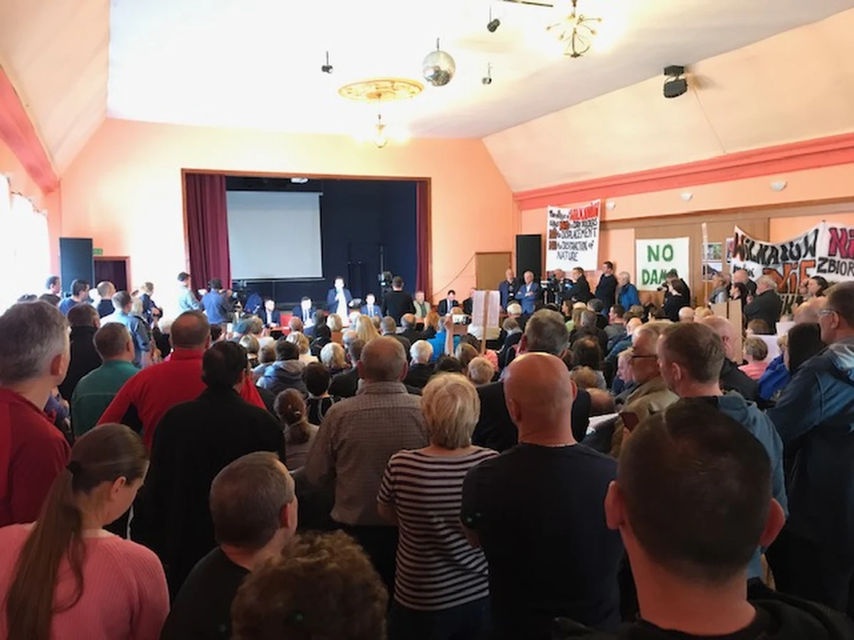 Kilkuset mieszkańców wsi położonych w Kotlinie Kłodzkiej wzięło udział w spotkaniu informacyjnym z przedstawicielami Misji Banku Światowego, Polskich Wód, Regionalnego Zarządu Gospodarki Wodnej we Wrocławiu oraz minister edukacji narodowej Anną Zalewską. Apele mieszkańców okazały się skuteczne. Podczas spotkania Krzysztof Woś, wiceprezes ds. ochrony przed powodzią i suszą poinformował, że Państwowe Gospodarstwo Wodne "Wody Polskie" wstrzymują wszelkie prace nad dotychczasową analizą przeciwpowodziową.