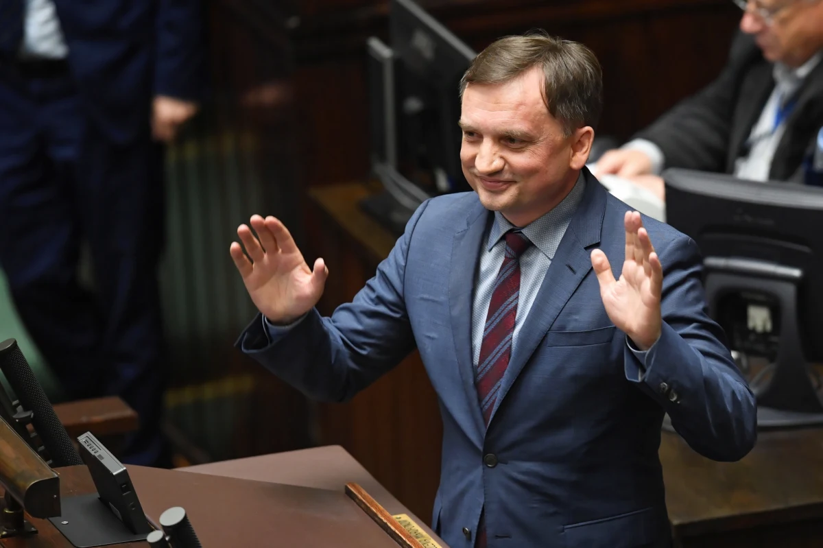 Stowarzyszenie Prokuratorów Lex Super Omnia krytykuje Zbigniewa Ziobrę za wypowiedź, w której strofował krakowskich śledczych. Chodzi o stwierdzenie, że "muszą się nauczyć prawa", które padło na antenie RMF FM w reakcji na alarmującą uchwałę krakowskich prokuratorów: śledczy stwierdzili w niej, że ich niezależność jest pozaprawnie ograniczana. "Treść uchwały (…) odzwierciedla zaniepokojenie wielu środowisk" - czytamy w oświadczeniu Lex Super Omnia.