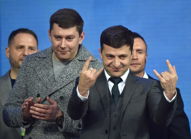 19 maja chciał oficjalnie rozpocząć swoją kadencję prezydenta Ukrainy Wołodymyr Zełenski. Nie zgodziła się na to Rada Najwyższa argumentując, że to dzień pamięci ofiar represji politycznych. Zaprzysiężenie nowego prezydenta odbędzie się więc dzień później - 20 maja w poniedziałek.