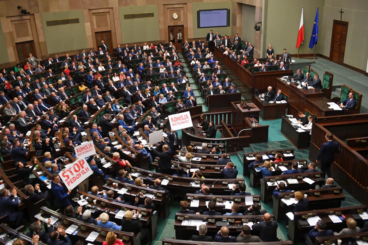 Od kilku dni ulegamy wszyscy złudzeniu, że posłowie uchwalili zmiany w Kodeksie karnym. Nic podobnego. Marszałek Sejmu już w środę orzekł, że przedstawione przez rząd propozycje zaostrzenia kar nie są zmianami Kodeksu karnego. Czym więc są - nie wiadomo. Wiadomo jednak, że uchwalono je w trybie niedopuszczalnym dla zmian w kodeksach.
