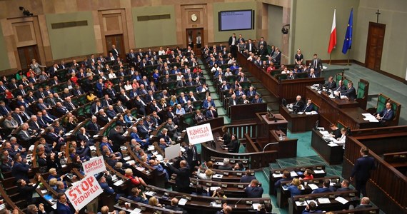 Od kilku dni ulegamy wszyscy złudzeniu, że posłowie uchwalili zmiany w Kodeksie karnym. Nic podobnego. Marszałek Sejmu już w środę orzekł, że przedstawione przez rząd propozycje zaostrzenia kar nie są zmianami Kodeksu karnego. Czym więc są - nie wiadomo. Wiadomo jednak, że uchwalono je w trybie niedopuszczalnym dla zmian w kodeksach.