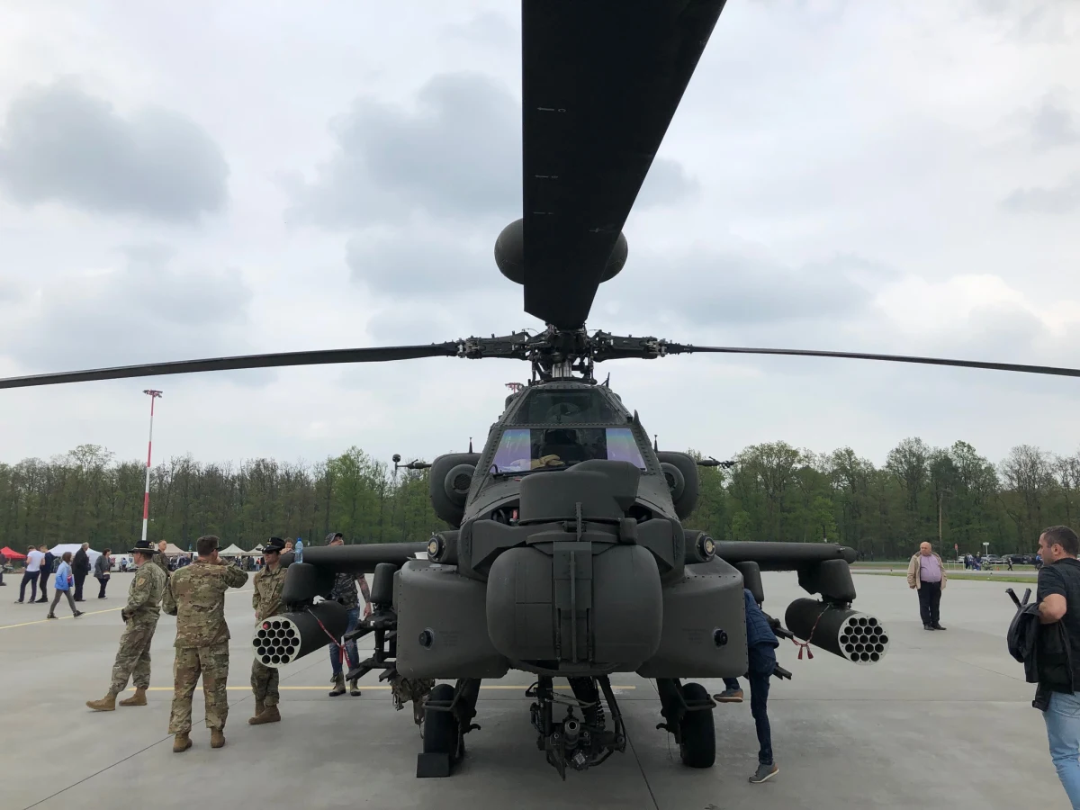 Najpierw uroczysty apel, pokaz musztry paradnej i wojskowa defilada. Później to, na co wszyscy czekali przedeptując z nogi na nogę, czyli pokazy lotnicze. Tak w skrócie wyglądały piątkowe obchody Święta Dowództwa 3. Skrzydła i 33. Powidzkiej Bazy Lotnictwa Transportowego. Na zaproszenie tamtejszej jednostki do wielkopolskiego Powidza przyjechali dowódcy i piloci ze wszystkich zaprzyjaźnionych baz lotniczych w kraju. Jednym z najważniejszych akcentów uroczystości było nadanie sztandaru powidzkiej bazie. Uroczystości i pokazy podziwiały całe rodziny. 