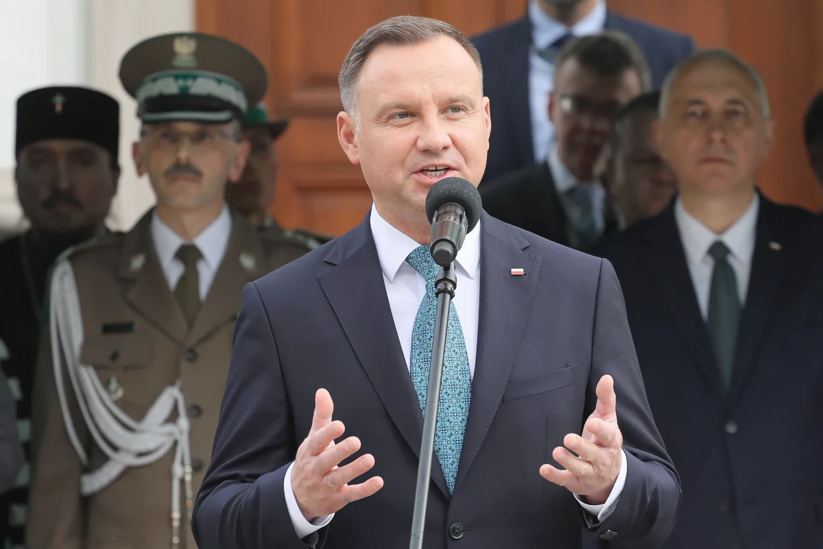 "Z najwyższym zaniepokojeniem przyjąłem wiadomość o ataku na ambasadora Marka Magierowskiego; akt ten jest odbierany jako wyraz uprzedzeń i wrogości wobec naszego państwa i narodu" - napisał prezydent Andrzej Duda w liście do prezydenta Izraela Reuwena Riwlina.