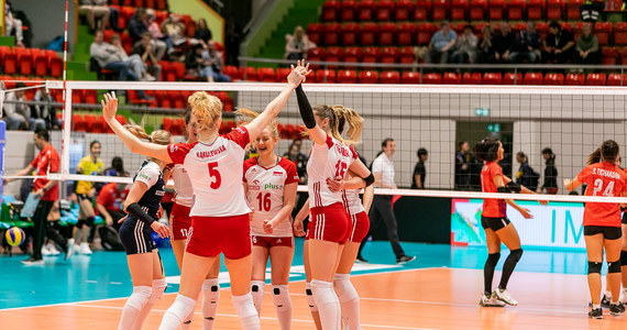 Polskie siatkarki pokonały Tajlandię 3:0 w półfinale turnieju Volley Masters rozgrywanym w szwajcarskim Montreux. Kibicom w pamięć szczególnie zapadnie drugi set - wtedy Polki znokautowały przeciwniczki wygrywając partię 25:9. Rywalkami Polek w sobotnim finale będą Japonki, które w piątkowym półfinale pokonały Włoszki 3:0. Mecz o pierwsze miejsce zaplanowano na sobotę na godz. 17.15. 