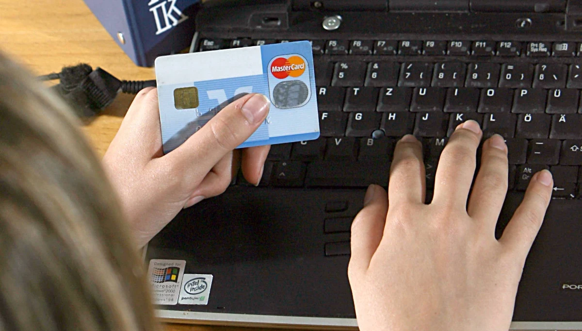 ​Policja ostrzega przed fałszywymi stronami udającymi pośredników szybkich płatności. Na atak narażeni się użytkownicy bankowości internetowej i mobilnej robiący zakupy przez internet.