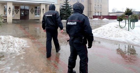 ​Panika w białoruskim Mohylewie. Nieznane osoby uprowadziły samochodem 22-letnia policjanta. Mężczyzna zdążył wysłać tylko wiadomość alarmową. Jego ciało znaleziono w lesie. Wszczęto poszukiwania charakterystycznego samochodu - czarnej wołgi na rosyjskich numerach.