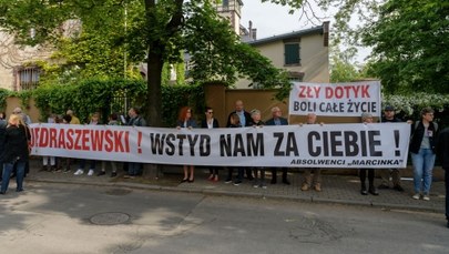 "Wstyd nam za ciebie". Pikieta przeciwko abp. Jędraszewskiemu