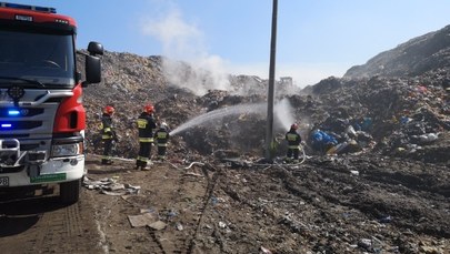Pożar składowiska odpadów w Brzeszczach. Ogień gasiło 5 zastępów straży
