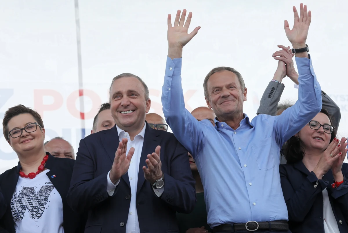 O godzinie 12 na placu Bankowym w Warszawie rozpoczął się marsz "Polska w Europie", którego uczestnicy przejdą na plac Konstytucji. W marszu biorą udział liczni politycy, m.in. szef Rady Europejskiej Donald Tusk, a także byli prezydenci: Aleksander Kwaśniewski i Bronisław Komorowski.