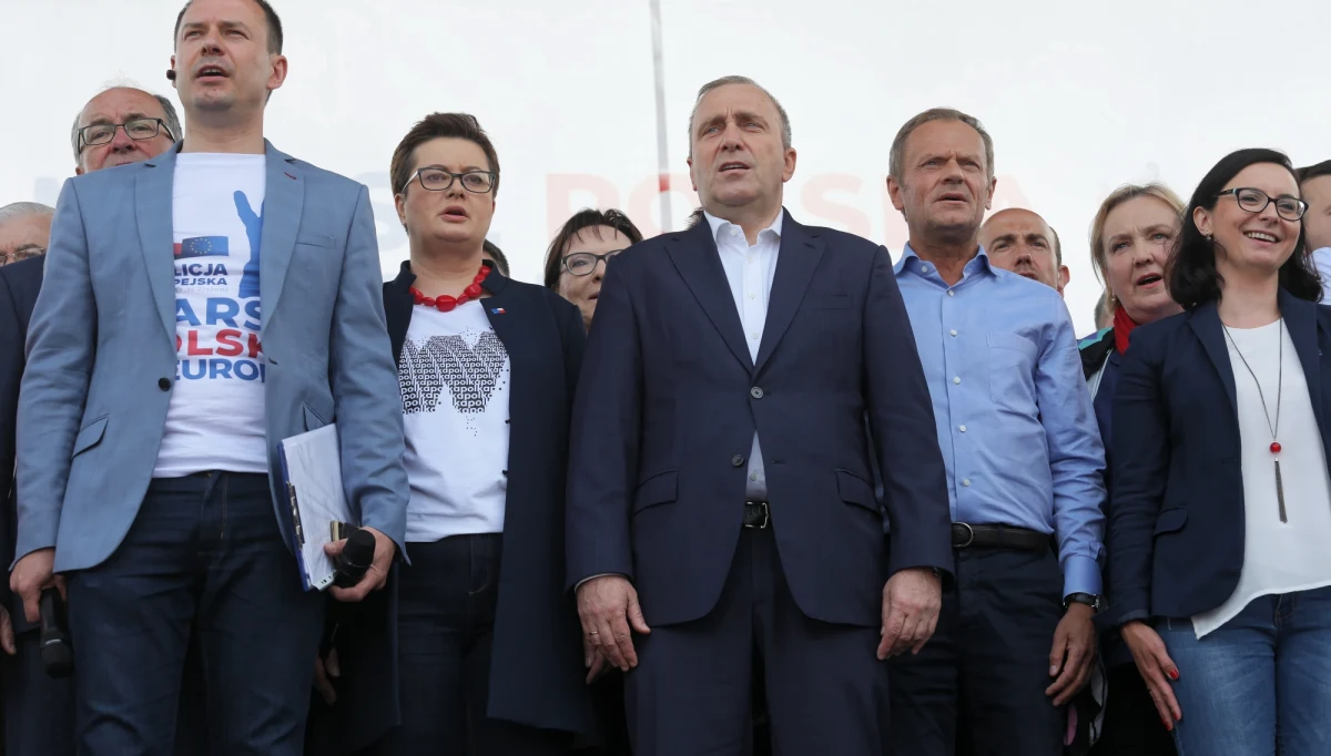 ​Jesteśmy razem, bo nie chcemy dzielić Polski; chcemy wspólnoty, współpracy, bo Polska jest jedna - mówił w sobotę lider PO Grzegorz Schetyna, rozpoczynając sobotni marsz "Polska w Europie" w Warszawie. Zadeklarował, że opozycja chce Polski dla wszystkich, nie dla "partyjnej kasty".