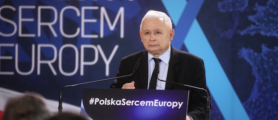 "Jeżeli ktoś zupełnie co innego głosi, a co innego robi, to wtedy cały mechanizm demokratyczny, oparty na wyborze jest w gruncie rzeczy aktem manipulacji, a nie aktem, który ma wyrażać wolę społeczeństwa, czy części społeczeństwa" – stwierdził Jarosław Kaczyński odnosząc się do deklaracji Platformy Obywatelskiej ogłoszonej przed referendum ws. wejścia Polski do Unii Europejskiej. Zwrócił uwagę, że deklaracja PO kończy się słowami przysięgi: "Przysięgamy wszystkim Polakom, że od tych zasad nigdy nie odstąpimy". "Proszę zwrócić uwagę na zakończenie tej deklaracji, tam jest mowa o przysiędze, czyli mamy tutaj do czynienia z oczywistym krzywoprzysięstwem" - ocenił prezes PiS.