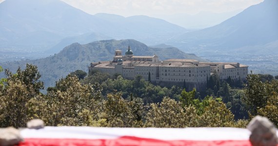 Od uroczystej mszy na Polskim Cmentarzu Wojennym na Monte Cassino rozpoczęły się centralne uroczystości w 75. rocznicę zwycięstwa żołnierzy 2. Korpusu Polskiego. W obchodach brali udział prezydent Andrzej Duda wraz z małżonką Agatą Kornhauser-Dudą oraz prezydent Włoch Sergio Mattarella.