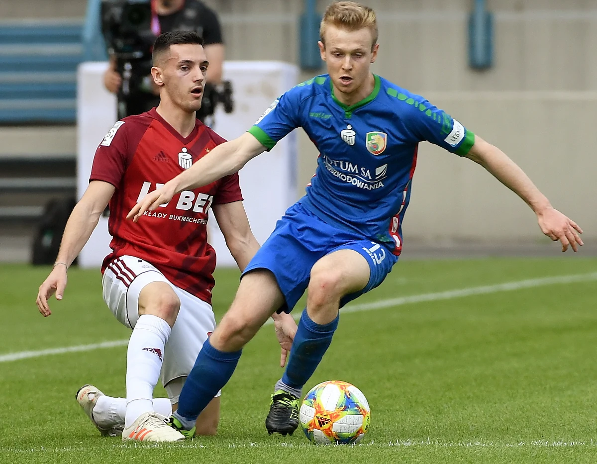 Wisła Płock po bezbramkowym remisie z Zagłębie Sosnowiec zdołała utrzymać się w Ekstraklasie. Choć goście z Sosnowca byli blisko zwycięstwa. W Krakowie kibice obejrzeli aż 9 bramek - walcząca o utrzymanie Miedź Legnica pokonała Wisłę 5:4. Jednak w obliczu remisu w Płocku ekipa z Legnicy żegna się z ligą. Z Ekstraklasy spadają zatem dwaj beniaminkowie: drużyny z Legnicy i Sosnowca. To pierwszy taki przypadek od sezonu 2003/2004. 