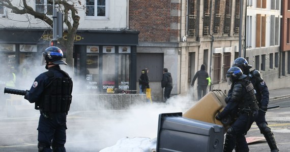 W sobotę zarówno w Paryżu i w Szampanii na ulice wyszły "żółte kamizelki". W obu miastach demonstranci obrzucili funkcjonariuszy kamieniami, ci odpowiedzieli gazem łzawiącym oraz granatami dymnymi i hukowymi. 