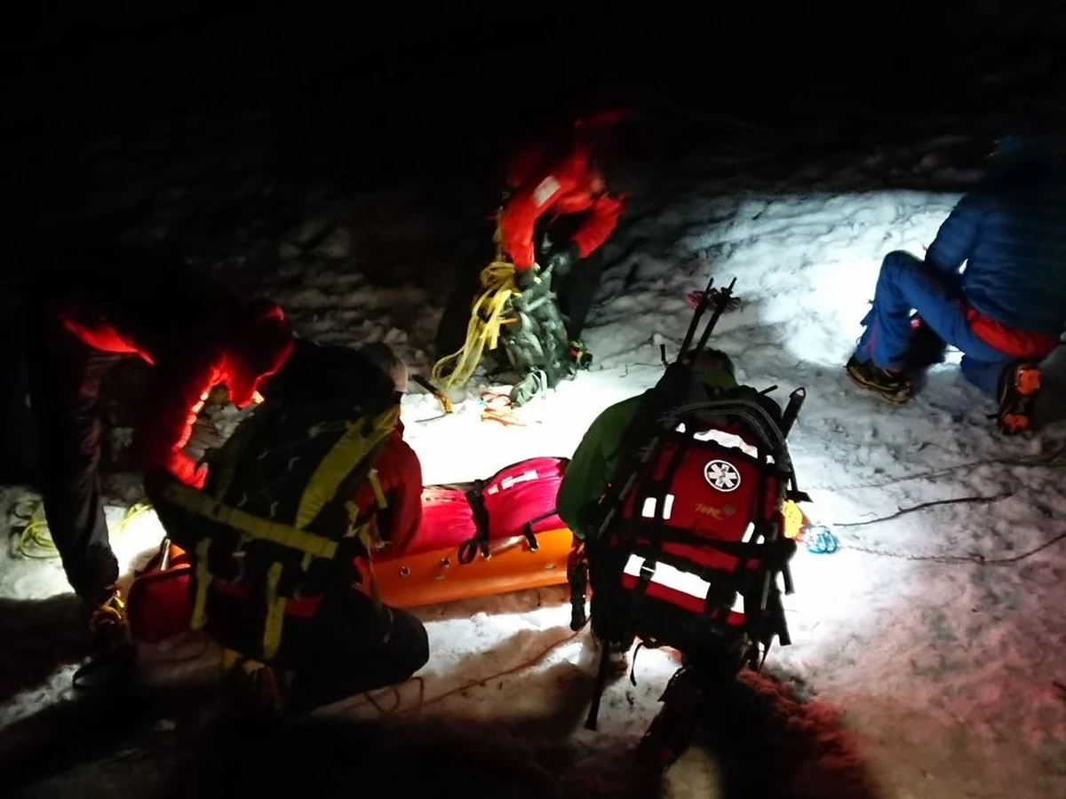 Pracowity weekend mają ratownicy TOPR-u. Tyko wczoraj mieli pięć akcji ratunkowych, w których udzielili pomocy kilkunastu osobom. Cztery razy do lotu podrywał się ratunkowy śmigłowiec. Najczęstszą przyczyną były problemy ze śniegiem, brak umiejętności, bądź odpowiedniego sprzętu. 