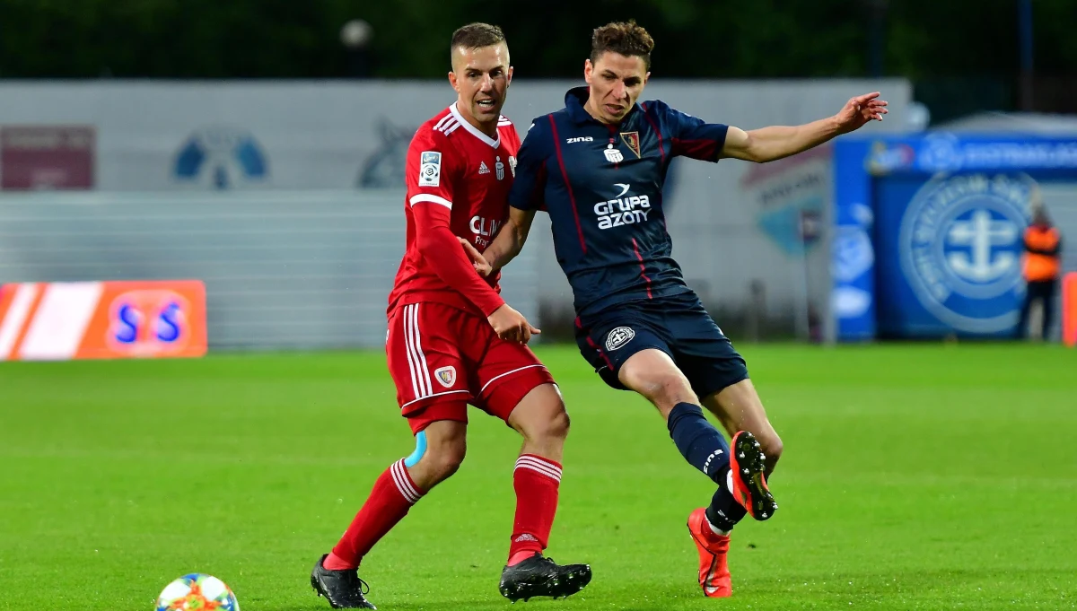 ​Komplet kibiców, czyli ponad 9 tysięcy osób obejrzy dziś na żywo na stadionie mecz Piasta Gliwice z Lechem Poznań. Ostatnie bilety wczoraj sprzedano błyskawicznie - kilkaset wejściówek rozeszło się w godzinę. Jeśli Piast wygra, zostanie pierwszy raz w historii piłkarskim mistrzem Polski.