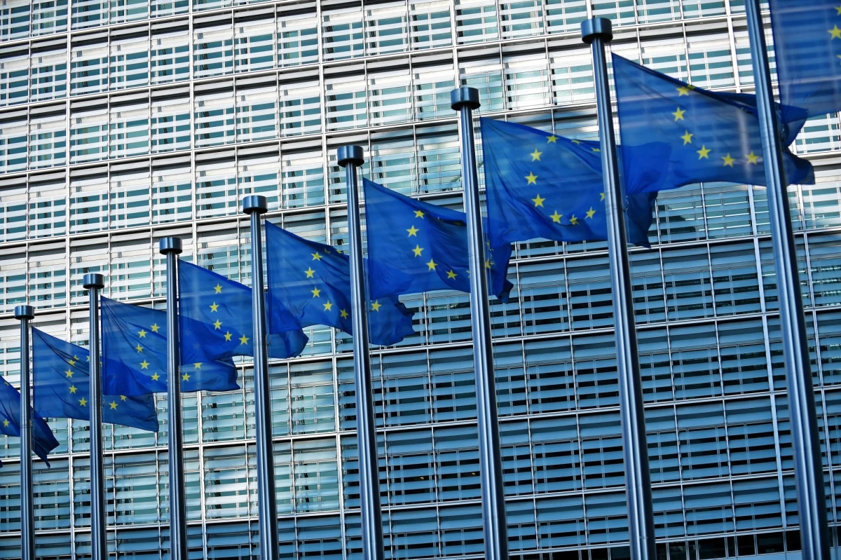 Ponad połowa Polaków "na pewno" albo "raczej" pójdzie w przyszłą  niedzielę do urn, wybory z nieznaczną przewagą wygra Prawo i Sprawiedliwość - takie są wyniki najnowszego sondażu Instytutu Badań Społecznych i Rynkowych IBRIS, wykonanego na zamówienie Dziennika Gazety Prawnej, dziennik.pl, RMF FM i RMF24.pl