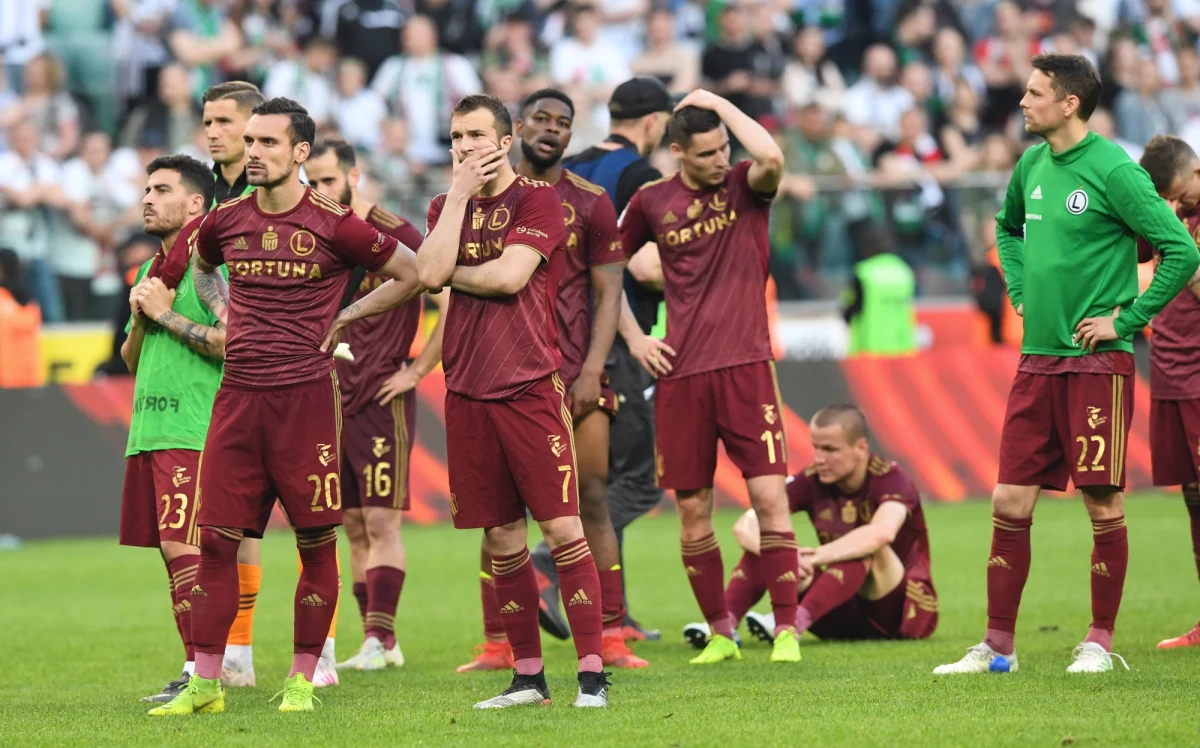 Legia  w ostatniej kolejce zremisowała z Zagłębiem 2:2 i kończy sezon z wicemistrzostwem Polski. Piłkarze Legii byli przez swoich kibiców żegnani gwizdami. Legioniści po zakończonym meczu padli na murawę. Chyba nie mogli uwierzyć w to, co się stało. 