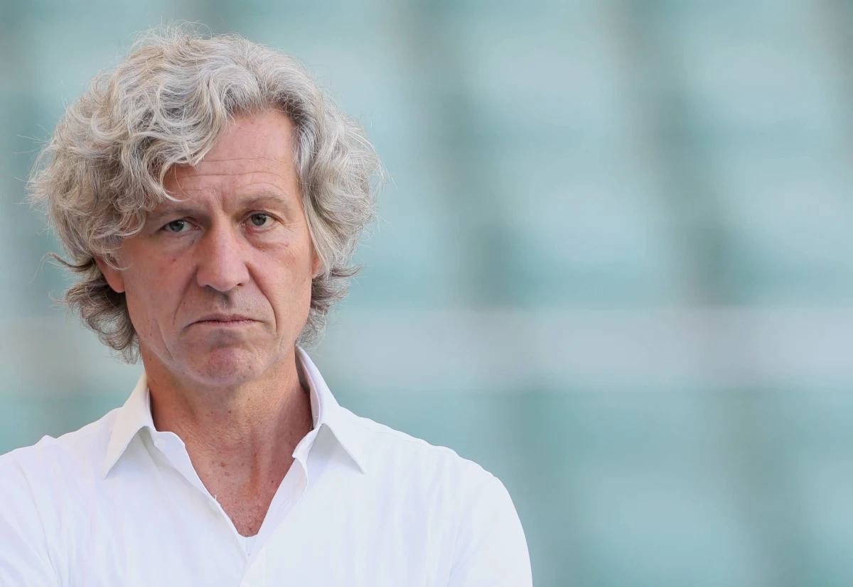 „Mioduski, jedyną twoją wizją jest brak jakiejkolwiek wizji” – taki transparent zawisł na Żylecie po ostatnim w tym sezonie meczu Legii Warszawa. Meczu, który przypieczętował pierwszy od 3 sezonów brak mistrzostwa. Klub miał być w przebudowie, ale jego część zdążyła runąć. Mieli być trenerzy na lata, a nie wytrzymywali nawet roku. Miała być wizja, jest brak jakiejkolwiek wizji.