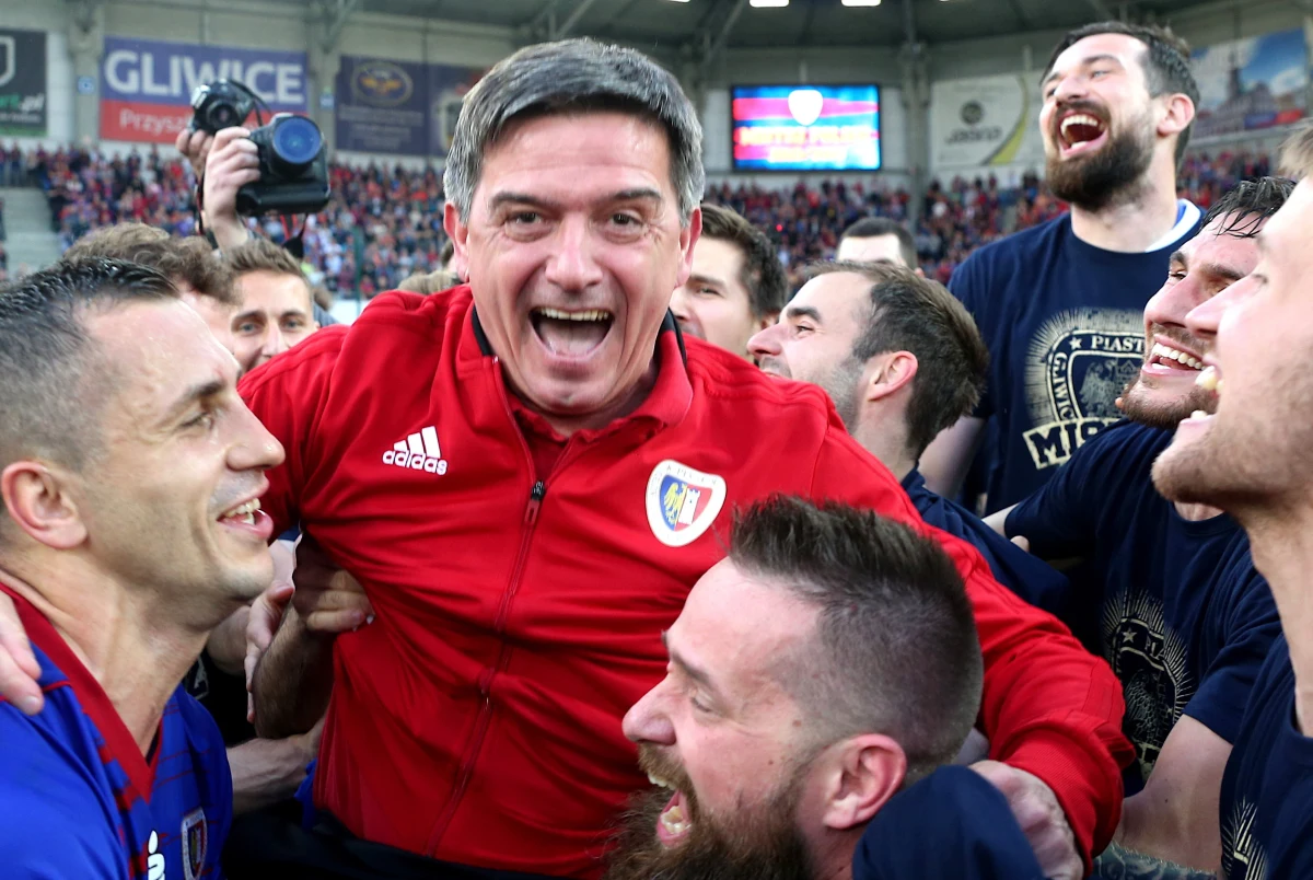 "Jestem szczęśliwy i dumny, że mogę pracować z taką drużyną i wszystkimi ludźmi w klubie, którzy stworzyli nam dobre warunki. Przeżyliśmy przepiękną przygodę zwieńczoną happy endem" - stwierdził trener Piasta Gliwice Waldemar Fornalik. W niedzielę prowadzona przez niego drużyna wygrała mecz z Lechem Poznań i zdobyła mistrzostwo Polski. 
