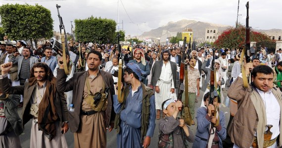 ​Rebelianci Huti, którzy uderzyli w ubiegłym tygodniu w obiekty koncernu Aramco, twierdzą, że ataku na cele wojskowe i strategiczne w ZEA, Arabii Saudyjskiej i w bazach koalicji w Jemenie to tylko początek szerszej akcji - podała związana z Huti agencja SABA.