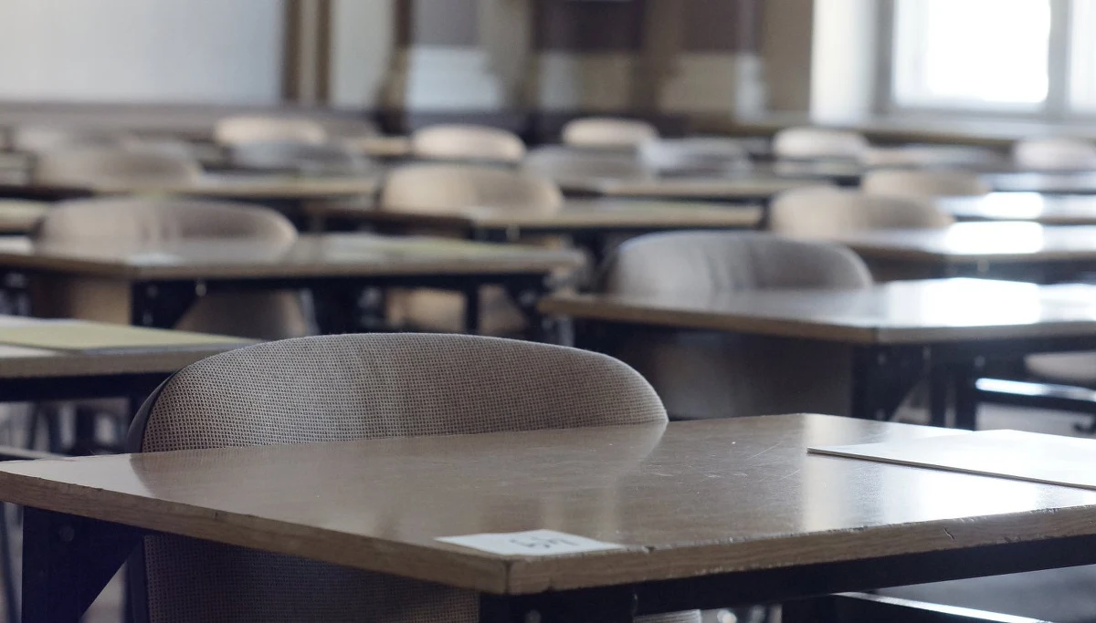 Maturzyści przystąpią dziś do pisemnego egzaminu z fizyki. Po południu będzie egzamin z historii. Nie są to egzaminy obowiązkowe. Po ich zakończeniu będziemy publikowali na naszej stronie arkusze oraz propozycje rozwiązań. 