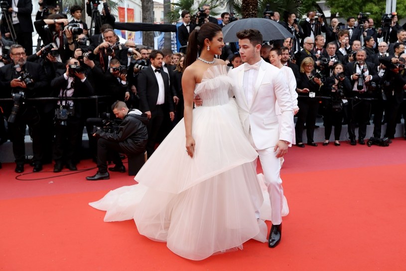 Nick Jonas i Priyanka Chopra-Jonas zostali okrzyknięci największą sensacją festiwalu filmowego w Cannes. Młodzi małżonkowie zachwycali swoimi niezwykłymi stylizacjami.
