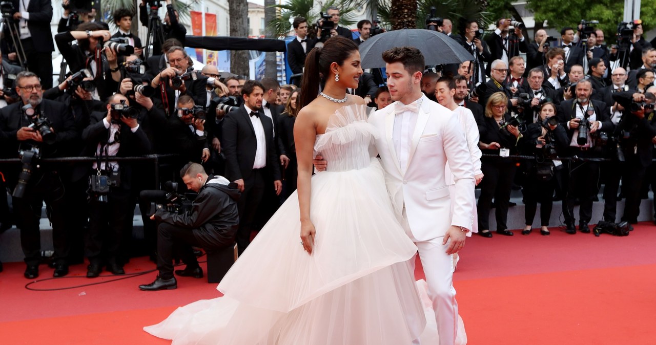 Nick Jonas i Priyanka Chopra-Jonas zostali okrzyknięci największą sensacją festiwalu filmowego w Cannes. Młodzi małżonkowie zachwycali swoimi niezwykłymi stylizacjami.