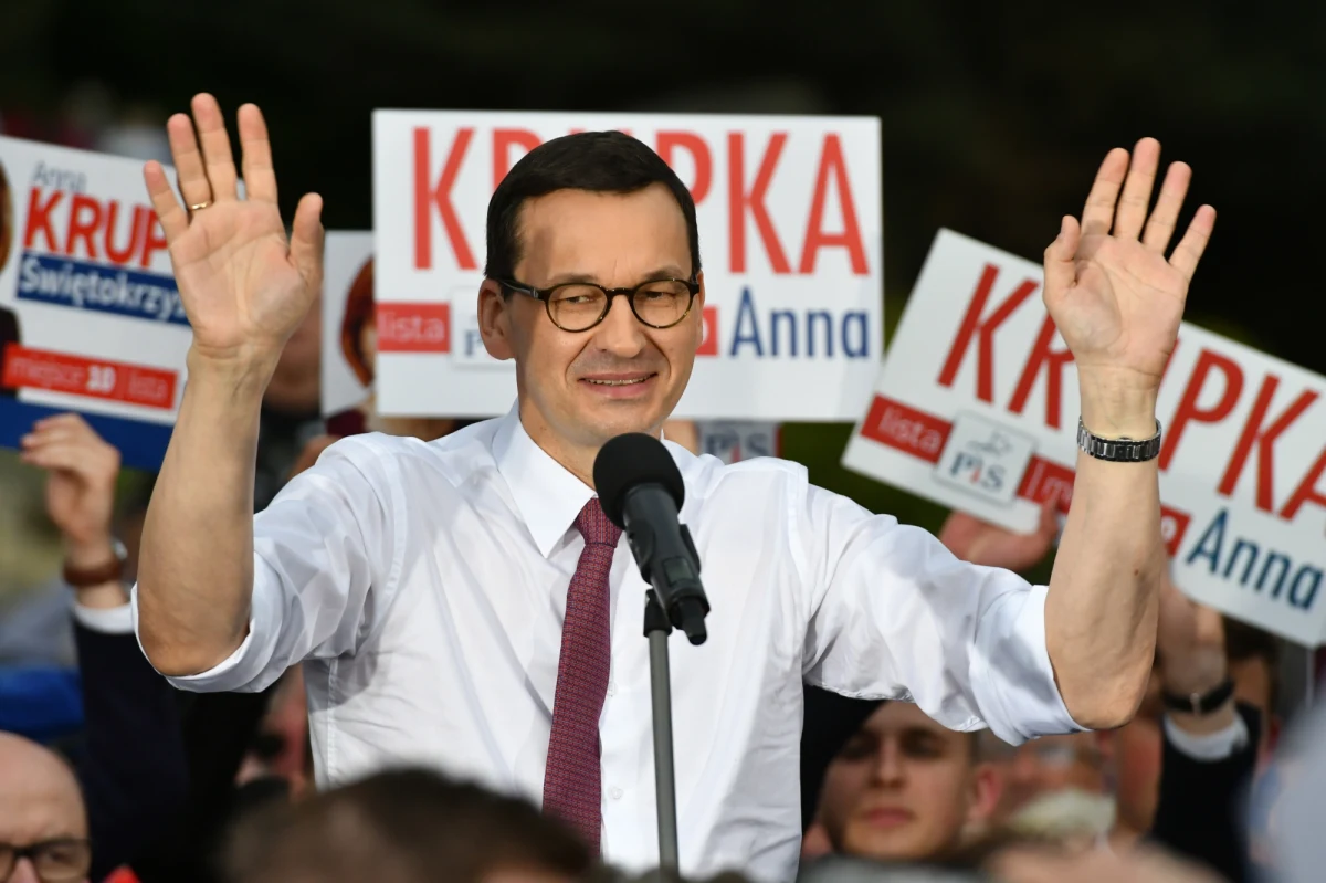 "W 2002 r. Mateusz Morawiecki kupił grunty od Kościoła. Za działki warte 4 mln zł zapłacił pięć razy mniej. Dziś wyceniane są sto razy więcej, na ok. 70 mln. Nie ma po nich śladu w oświadczeniu majątkowym szefa rządu PiS. Gdy pytamy o to premiera, przyłapujemy Morawieckich na kłamstwie" - donosi poniedziałkowa "Gazeta Wyborcza". Na publikację odpowiedziało już Centrum Informacyjne Rządu: w oświadczeniu stwierdza m.in., że "artykuł jest pełen manipulacji i nierzetelności", i informuje, że Mateusz Morawiecki i jego żona "podjęli decyzję o skierowaniu sprawy na drogę sądową".