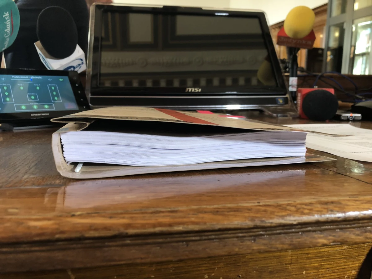 180 rozpraw, przesłuchania 730 świadków i 10 biegłych – tak w skrócie wyglądał trwający od marca 2016 proces ws. afery finansowej Amber Gold. Katarzyna i Marcin P. – twórcy piramidy finansowej – w końcu mają usłyszeć wyrok. Odczytywanie orzeczenia rozpoczęło się o godzinie 10 w poniedziałek. Sąd uznał Marcina i Katarzynę P. winnymi oszustwa, wprowadzenia w błąd klientów, prowadzenia działalności parabankowej bez pozwolenia. Kary - zarówno jednostkowe jak i tę łączną poznać mamy dopiero, gdy odczytywany będzie ostatni tom całego wyroku. Możliwe, że nastąpi to dopiero w sierpniu.