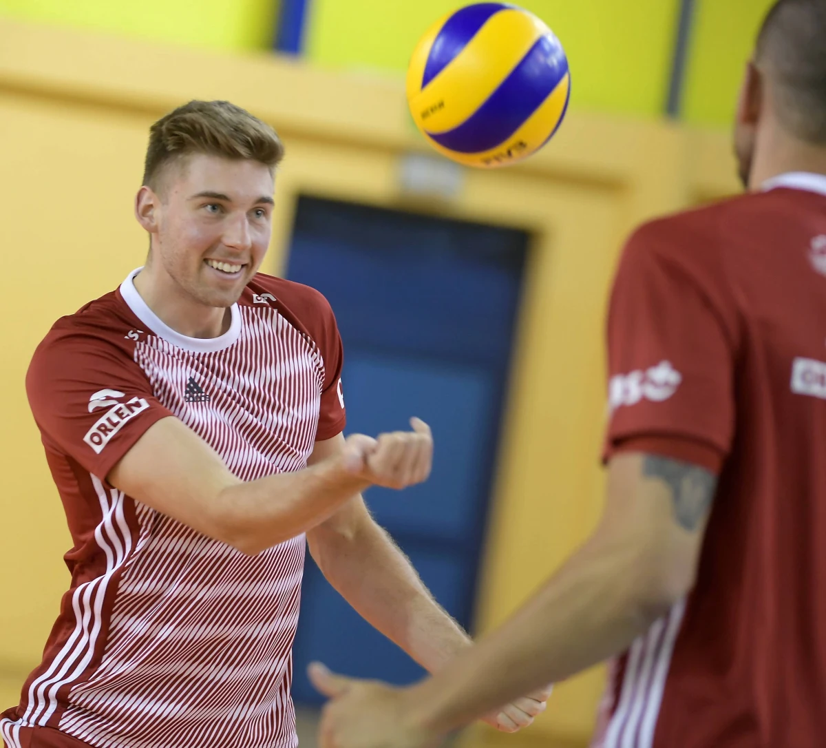 "To dla mnie ogromny zaszczyt, że dostałem powołanie do kadry" - mówi w rozmowie z RMF FM przyjmujący Azimutu Modena Bartosz Bednorz, który wrócił w tym roku do reprezentacji Polski. Zawodnik opowiada nam, jak zmienił go ostatni sezon rozegrany we Włoszech. Pytany o Wilfredo Leona przyznaje, że w ataku i na zagrywce jest on niesamowity i w tych elementach króluje na parkiecie, ale ma również słabsze strony. "Dlatego nie lubię, gdy nazywa się go najlepszym siatkarzem świata. Nie ma idealnych zawodników" - zaznacza Bednorz.