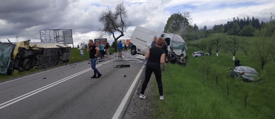 Karambol na zakopiance: między Rdzawką i Chabówką zderzyły się autokar, auto dostawcze i dwa samochody osobowe. Kierowcy auta dostawczego nie zdołano uratować. 10 osób trafiło do szpitali. Zakopianka jest zablokowana w obu kierunkach.