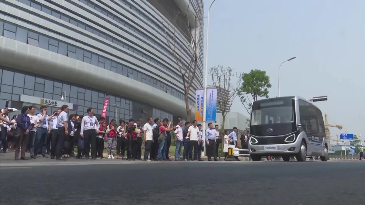 Transport publiczny wchodzi na wyższy poziom. W Zhengzhou, stolicy prowincji Henan w Chinach, testowany jest autonomiczny autobus, wspomagany przez sieć 5G. "Na dokładną analizę otoczenia pozwalają pojazdowi sensory i radary. Działają jak nasze oczy: pomagają autobusowi dostrzec to, co się dzieje, a potem przesyłają do 'mózgu' pojazdu informacje, by mógł on podjąć decyzję" - powiedział Peng Ngengling, przedstawiciel Yutong Bus.
