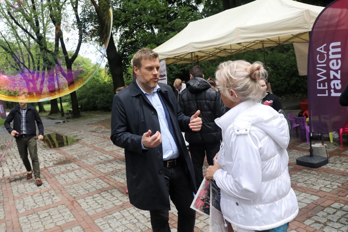 "Nie będziemy robić za giermka Grzegorza Schetyny. My do Koalicji Europejskiej się nie wybieramy, bo mamy inny pomysł na Polskę" - stwierdził lider Lewicy Razem Adrian Zandberg w rozmowie z "Dziennikiem Gazetą Prawną". Ocenił, że "sporo sensownych osób dało się omamić Schetynie, że ta koalicja od Sasa do lasa to świetny pomysł", a "dziś już widać, że to po prostu nie działa".