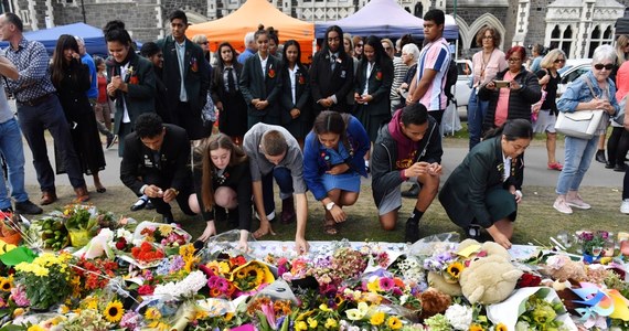 Zamachowcowi, oskarżonemu o zamordowanie 51 osób i usiłowanie zabójstwa 40 osób 15 marca podczas ataków na dwa meczety w Christchurch na wschodzie Nowej Zelandii, postawiono dodatkowo zarzut terroryzmu - poinformowała we wtorek policja w tym kraju.